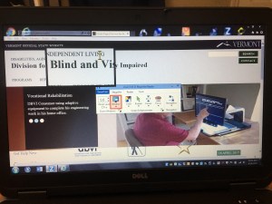 Image of laptop running Zoomtext 11 in lens window mode